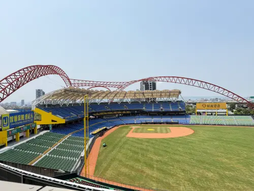 ▲台中漢神洲際緊鄰洲際棒球場，不少餐廳都可直接遠眺球場風景。（圖／記者周淑萍攝）