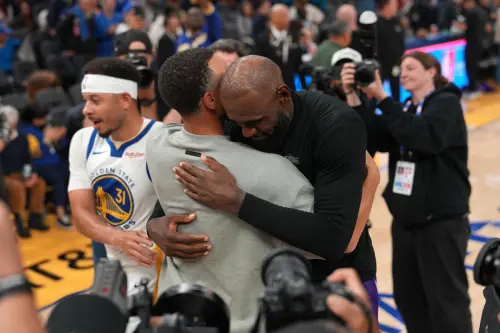 ▲談到與柯瑞之間的對決，詹姆斯受訪時語帶遺憾地表示：「我們不知道還有沒有機會再對抗彼此。」（圖／路透／達志影像）