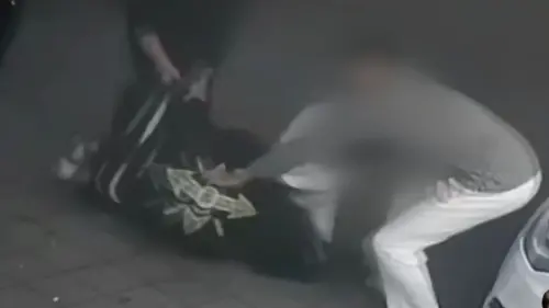 ▲根據韓國警方公布的資料，導演金昌民（倒地者）是被活活圍毆致死。（圖／翻攝自YouTube）