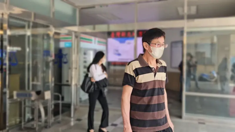    ▲家寧的父親張國龍也到庭調解，開完庭後跟太太分頭離開。（圖／記者劉松霖攝）  
