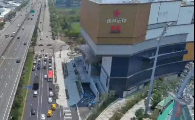 ▲漢神洲際購物廣場開幕湧車潮 警用空拍機斷流應變（圖/記者鄧力軍翻攝）