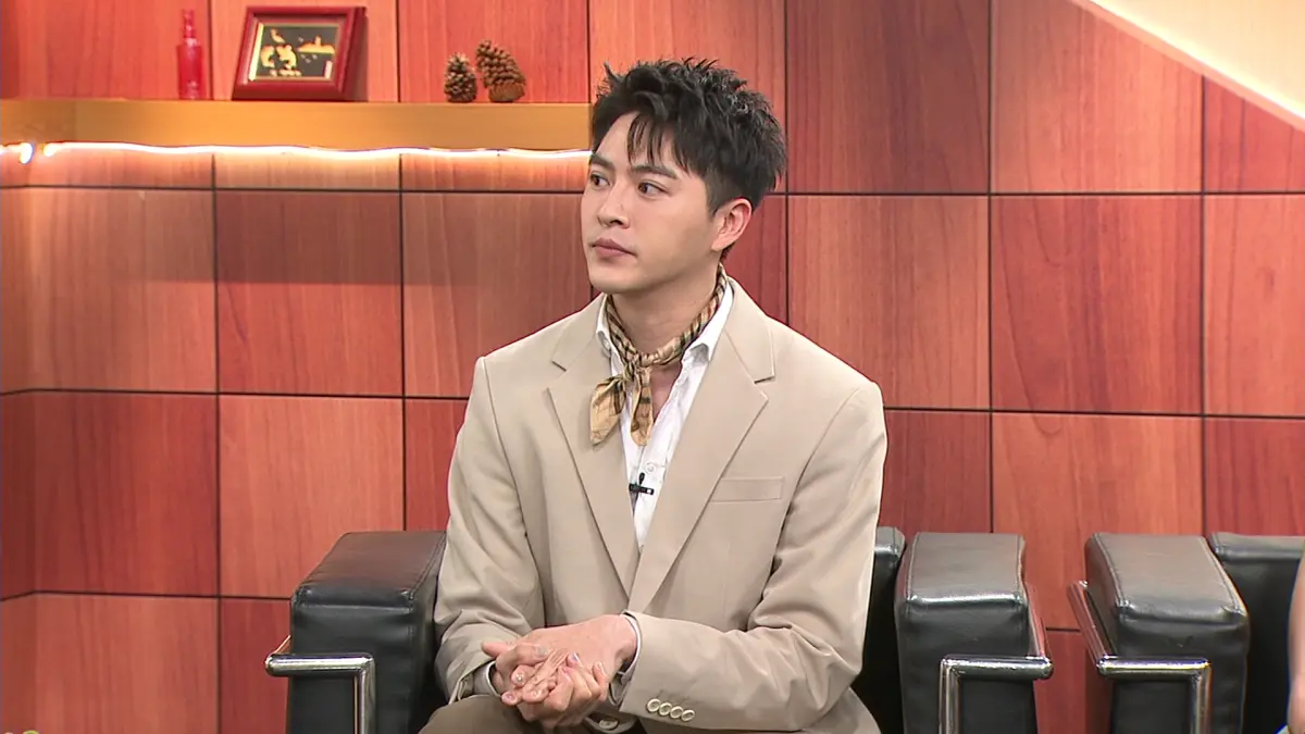 ▲被稱作「最帥乩童」的男星黃新皓（如圖），透露母親當年懷胎15個月後誕下他，5歲起便開始接觸通靈，多次目睹靈異現象靈異現象，看見「三顆頭晃來晃去」讓他當場嚇壞。（圖／年代提供）