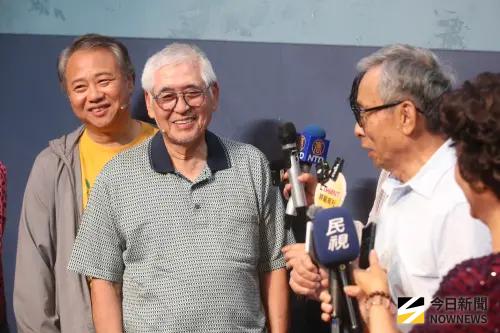 ▲柯一正（左2）在老友吳念真（左3）編劇作品《人間條件8-凡人歌》裡飾演一名阿茲海默症患者。綠光劇團的大家庭融洽氣氛，讓歷經風波的他，看起來比較有笑容。（圖／記者邱曾其攝影）