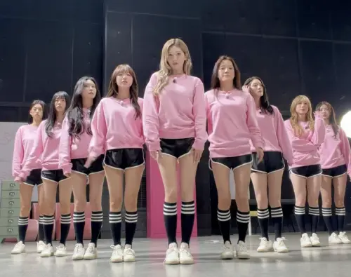 I.O.I 重現10年前〈Pick Me〉經典制服！5月開啟亞洲巡演