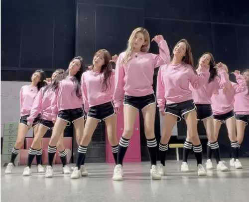 ▲I.O.I站好金字隊形跳舞，成員們的模樣和10年前相差無幾 。（圖／IG＠ioi_10th）