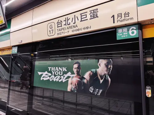 ▲林志傑引退主視覺以黑金為主色調，象徵歷練後的榮耀與重量，並透過三道時間光束串聯「狂」、「升」、「魂」三個生涯階段，完整呈現其從台啤時期的衝擊、旅外進化，到回歸臺北富邦勇士成為精神領袖的傳奇軌跡。（圖／富邦勇士提供）