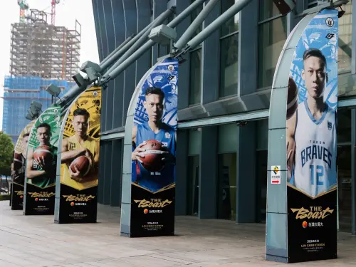 ▲臺北富邦勇士引退賽城市行銷全面延伸至台北市主要幹道與捷運系統。林志傑主題路燈旗遍布敦化南北路、南京東西路、松智路、松壽路及忠孝東路等核心路段。（圖／富邦勇士提供）