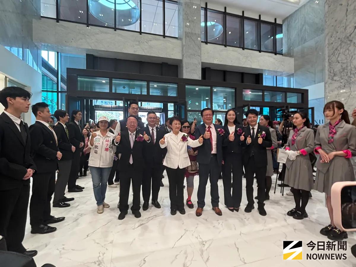 ▲中午12時30分擇定的吉時開門，由市長盧秀燕與國揚集團創辦人候西峰等人帶領民眾進館，人潮擠爆。（圖／記者金武鳳攝，2026.4.10)
