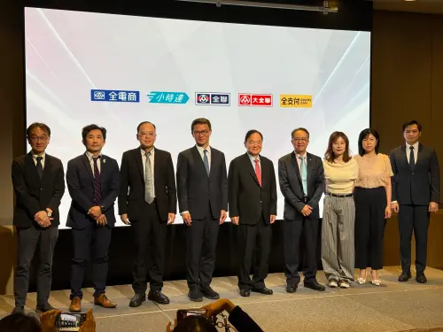 ▲全聯董事長林敏雄率領團隊，宣布今年目標業績2300億元。（圖／記者蕭涵云攝）