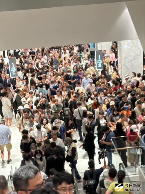 ▲漢神洲際開幕人潮擠爆 ，單日預估湧入5萬人次。（圖／記者金武鳳攝，2026.4.10)