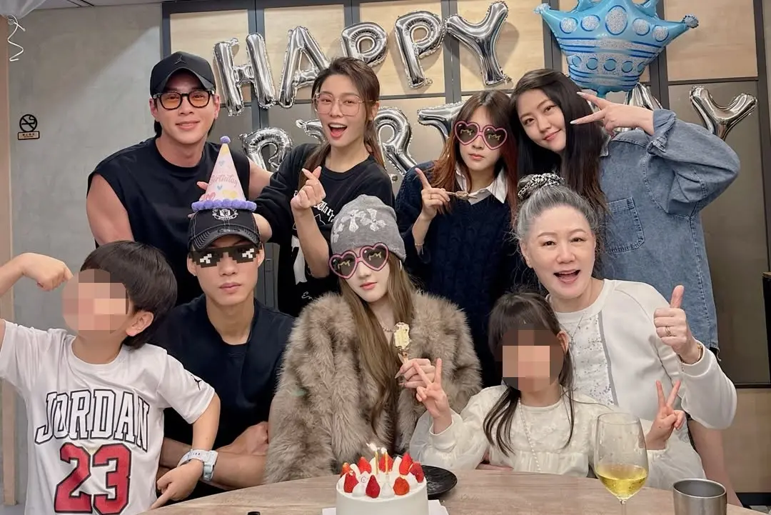 ▲白家綺（後排左2）大女兒迎20歲，曬出與老公吳東諺的全家福照，其中愛女仙氣爆棚的美貌吸引眾人注目，根本完美遺傳母親神基因。（圖／白家綺IG@sabrinapai0420）