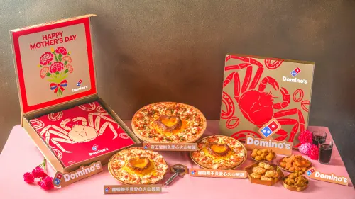 ▲2026達美樂母親節豪華「帝王蟹鮑魚愛心火山」全台限量300份預購；還有「龍蝦舞干貝愛心火山披薩」半價優惠。（圖／達美樂提供）