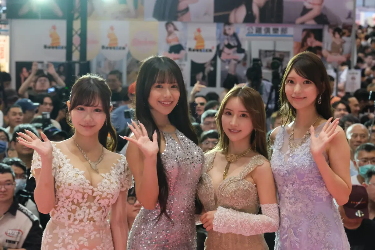 ▲TAE台灣成人博覽會4/10在左營「國際活動展演中心」開幕，鈴之家鈴（左起）、長濱蜜璃、楪可憐、倉木華擔任活動代言人，優月真理奈甚至邊走紅毯邊展現傲人上圍，現場擠爆粉絲搶看。（圖／博展國際有限公司）