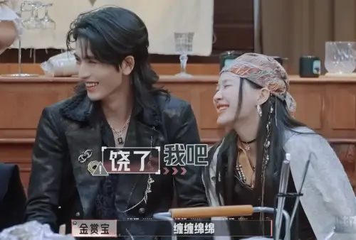 ▲金靖（右）很喜歡在節目上逗張凌赫。（圖／翻攝自微博）