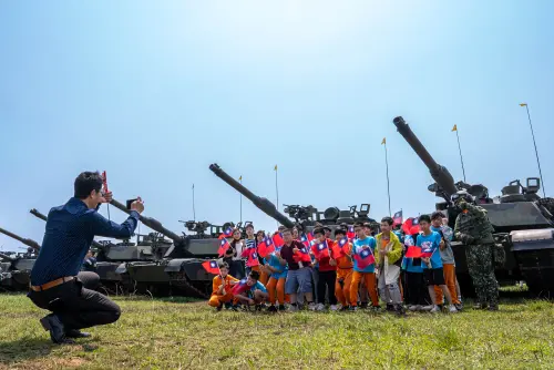 ▲M1A2T戰車成軍，新竹地區學校師生代表與官兵於M1A2T前合影。（圖／軍聞社提供）