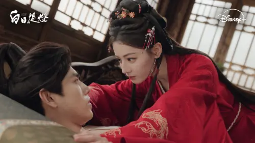 ▲《白日提燈》迪麗熱巴（右）飾演的鬼王因治療需求，頻頻「強扒」少年將軍陳飛宇的衣服觀察傷勢。（圖／Disney+提供）