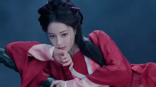 ▲迪麗熱巴在《白日提燈》中飾演鬼王賀思慕。（圖／Disney+提供）