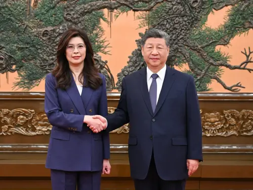 ▲國民黨主席鄭麗文在北京人民大會堂的東大廳，與中國領導人習近平見面。（圖／翻攝自新華社）