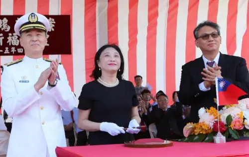 ▲台灣國際造船公司舉行承造海軍新建浮塢下水儀式，由台灣國際造船公司董事長陳政宏(右)與海軍司令蔣正國(左)共同主持。(圖／台灣國際造船公司提供)