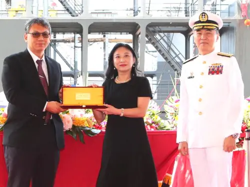 ▲台灣國際造船公司董事長陳政宏(左)致送船模給海軍。(圖／台灣國際造船公司提供)