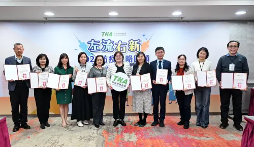 ▲疫苗政策落實獎合影，左起特優獎彰化縣、嘉義縣、臺南市、高雄市、屏東縣，績優獎桃園市、基隆市、宜蘭縣、雲林縣、澎湖縣。（圖／台灣健康聯盟提供）