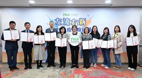 ▲疫苗覆蓋率貢獻獎合影，左起特優獎臺北市、基隆市、桃園市、彰化縣、嘉義縣，績優獎屏東縣、新北市、新竹市、新竹縣、澎湖縣。（圖／台灣健康聯盟提供）