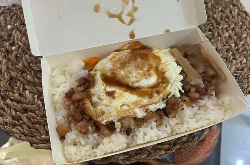 彰化滷肉飯「餐盒多收10元」挨轟！隔壁店家緩頰：外帶飯量比較多