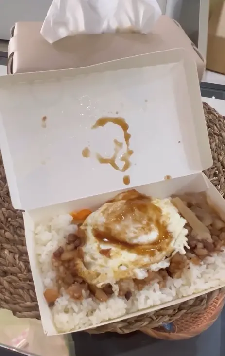 ▲外帶餐盒收費爭議延燒，民眾購買滷肉飯加蛋被多收10元，引發質疑。（圖／翻攝自Threads@diawhu）