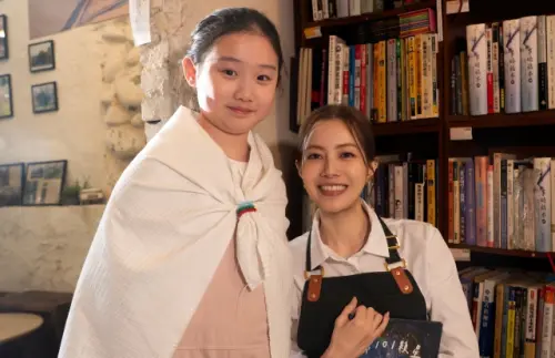 ▲葉子綺（左）在徐懷鈺（右）新歌〈幸好〉MV中飾演「小Yuki」。（圖／滾石唱片提供）