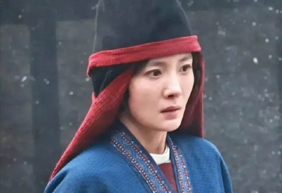 ▲楊冪（如圖）主演的古裝劇《江山大同》，斥資3億人民幣（約台幣13億元）打造，不料近日造型曝光竟遭嘲老氣，就連男主角劉學義超還原的妝容，也被粉絲說：「沒粉底液了」。（圖／微博@子衿ul）