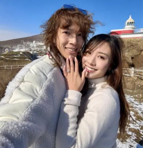 ▲許倚榕（右）被男友張明偉（左）求婚成功。（圖／IG@__leelaichun）