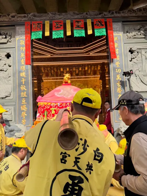 ▲參與白沙屯媽祖進香時，記得進出廟宇時不可踩踏門檻，以免被視為不敬。（圖／白沙屯拱天宮臉書）