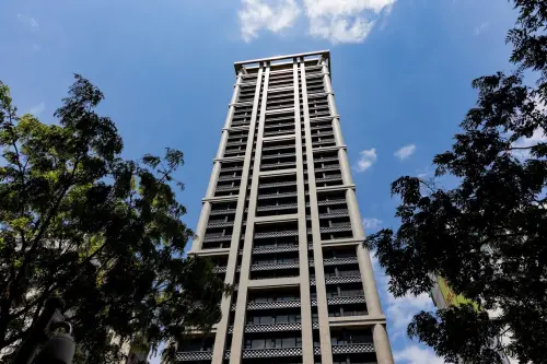 ▲指標豪宅「首泰信義」外觀，市府分回3戶擬投入公開標售。捷運局表示處分資產係為償還累積達1,580億元的捷運債務，標售底價將由估價師依市場行情評估。（圖／翻攝Google評價）