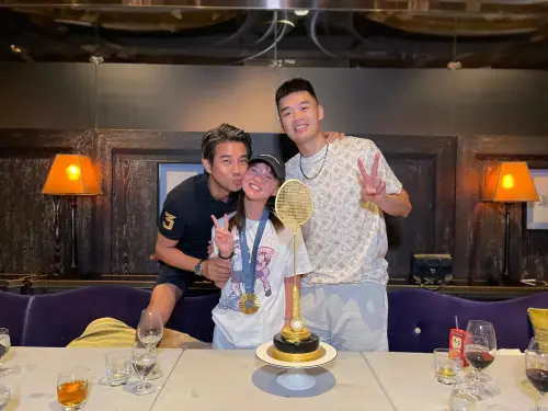 ▲謝承均（左）與王齊麟（右）、陳詩媛（中）夫妻檔有深厚交情。（圖／謝承均Angus Hsieh FB）