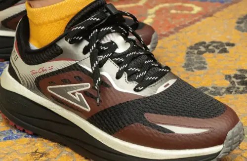 ▲USTINI健康鞋品牌已經連續3年獲得白沙屯媽祖授權所推出，過程中經擲杯「連續三個聖杯」確認，進一步推出限量聯名款。（圖／USTINI官網）