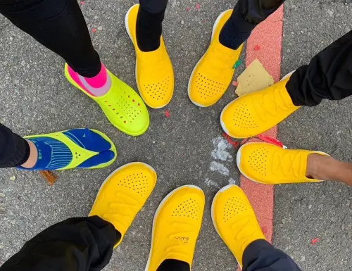 ▲母子鱷魚氣墊拖鞋近年從「國民神拖」變成「馬拉松神鞋」，甚至還有信徒穿上它參加媽祖進香或遶境活動。（圖／母子鱷魚官網）