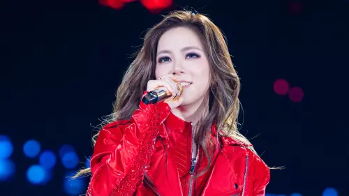 ▲鄧紫棋在台北大巨蛋演唱會上，以〈句號〉搭配撕裂照片呈現過往回憶，被解讀回應與前經紀公司糾紛，並在舞台上淚崩吐露低潮心境，讓粉絲都十分揪心。（圖／LIVE NATION提供）