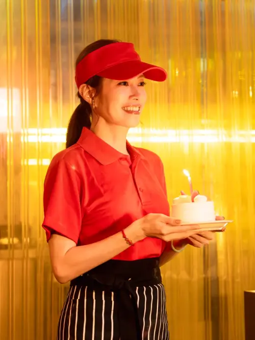 ▲徐懷鈺（如圖）過48歲生日，發行新單曲〈幸好〉，MV還原她在成名前曾在咖啡店、披薩店打工的身影。（圖／滾石音樂提供）