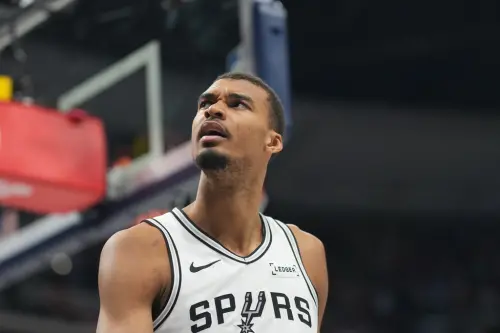 ▲馬刺本季能奪下62勝，關鍵在於文班亞馬（Victor Wembanyama）的統治力與福克斯（De'Aaron Fox）的領導能力。（圖／美聯社／達志影像）