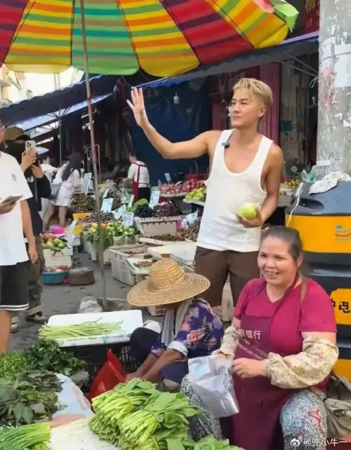 ▲吳克群近年將重心轉移到中國，他近期協助農民賣菜，挨批流量下鄉。他表示，媽媽在2018年過世帶給他很大的打擊，他認為人生不是只有鎂光燈，而是要做有意義、可以幫人的事。（圖／翻攝自微博）