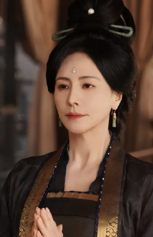 ▲田麗在《逐玉）扮演安太妃（如圖），和張凌赫只在化妝間遇到，雖然她也讚賞他的帥氣，自己還是更喜歡演他舅舅的嚴寬。（圖／摘自田麗微博）