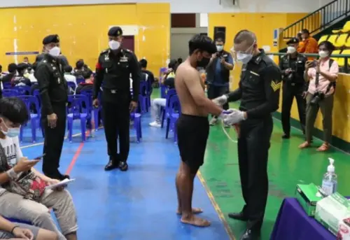 一抽決定命運！泰國徵兵抽籤現場兩樣情　有人歡呼有人崩潰