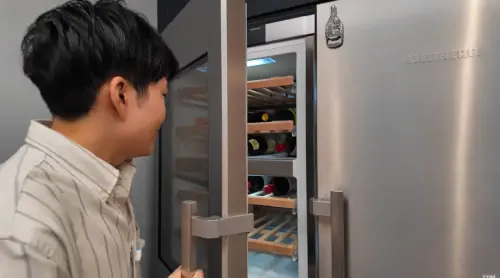 ▲Joeman也非常懂得生活，家中擺設很有質感，甚至還設置酒櫃，平時能夠在家小酌。（圖／Joeman YT）