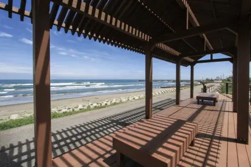 ▲白沙屯沙灘距離火車站不遠，徒步行走大約10分鐘即可抵達，觀賞絕美海景。（圖／臺鹽通霄觀光園區）