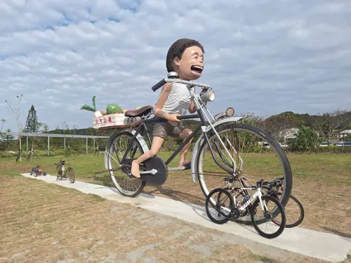 ▲月牙灣雕塑公園內有大量可愛又特殊的雕塑作品。（圖／苗栗文化觀光旅遊網）