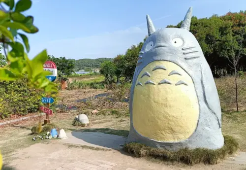 ▲超萌的「通霄龍貓公車站」藏身在隱密的路邊，很容易就被錯過。（圖／苗栗文化觀光旅遊網）