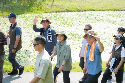 ▲蔡英文與高雄市長陳其邁、高雄市長參選人賴瑞隆合體。（圖／賴瑞隆辦公室提供）