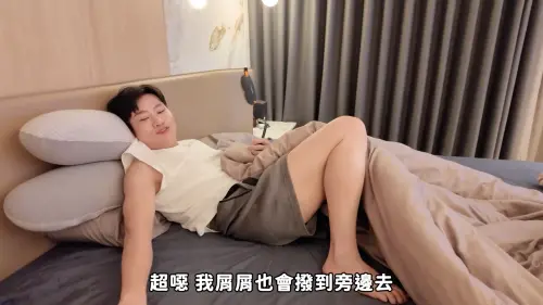 ▲除了不洗澡躺床，Joeman還會在床上吃餅乾後把餅乾屑推到地上。（圖／Joeman YouTube）