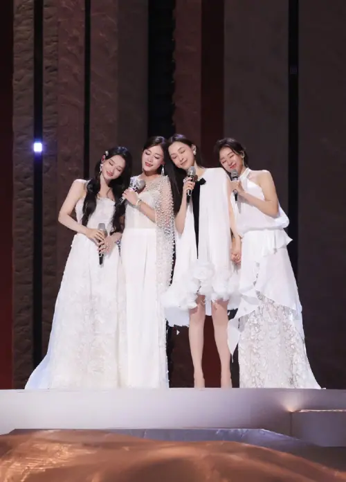 ▲范瑋琪（右2）承認自己5年來一直處於低潮，直到昨（10）日演唱時，歌聲終於被肯定。（圖／翻攝自范瑋琪微博）