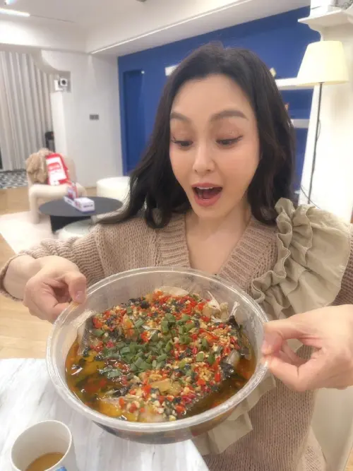 ▲范瑋琪賽後開心跟隊友一起慶祝。（圖／翻攝自范瑋琪微博）